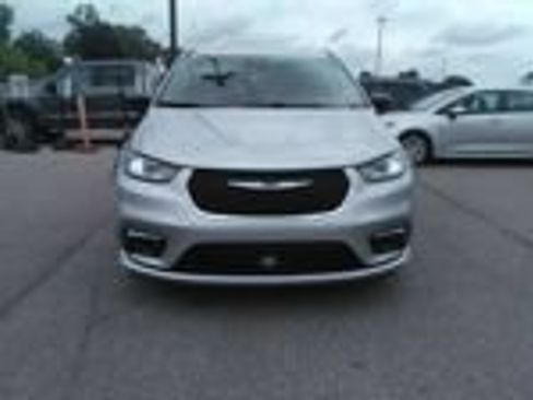 Used 2024 Chrysler Pacifica Touring-L FWD image 8