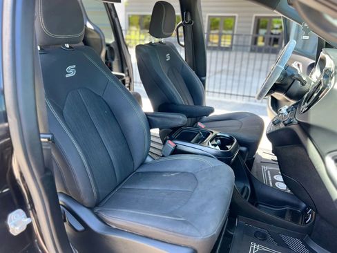 Used 2018 Chrysler Pacifica Touring Plus w/ S Appearance Package FWD image 14