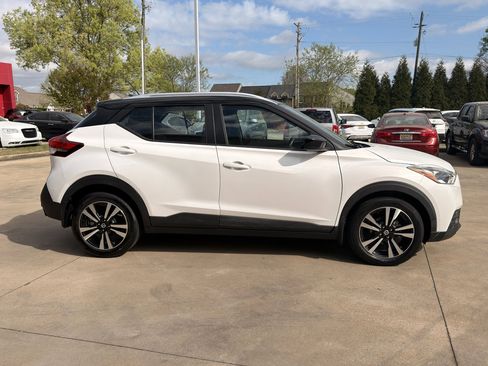 Used 2019 Nissan Kicks SV image 2