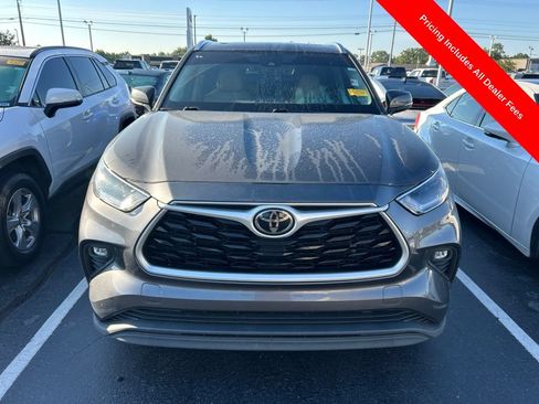 Used 2021 Toyota Highlander XLE AWD/4WD image 14