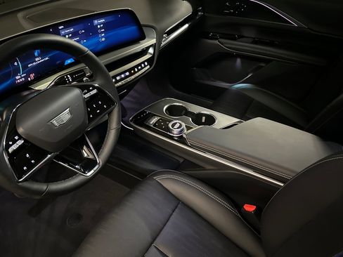 Used 2025 Cadillac Lyriq Luxury AWD/4WD image 9