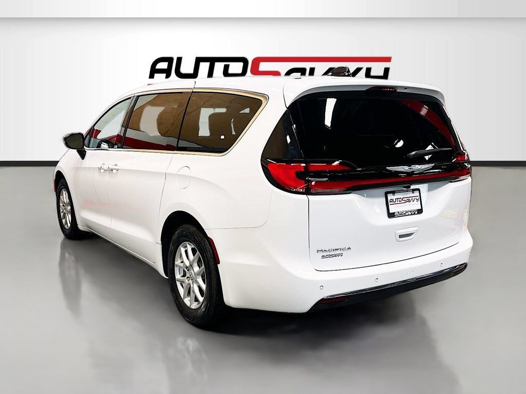 Used 2026 Chrysler Pacifica Select FWD image 5