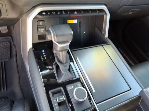 Certified 2024 Toyota Sequoia Platinum AWD/4WD image 34