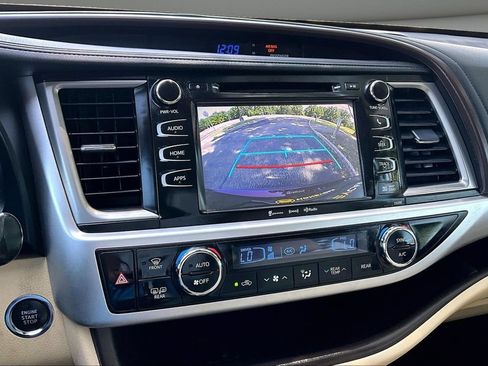 Used 2019 Toyota Highlander XLE AWD/4WD image 14