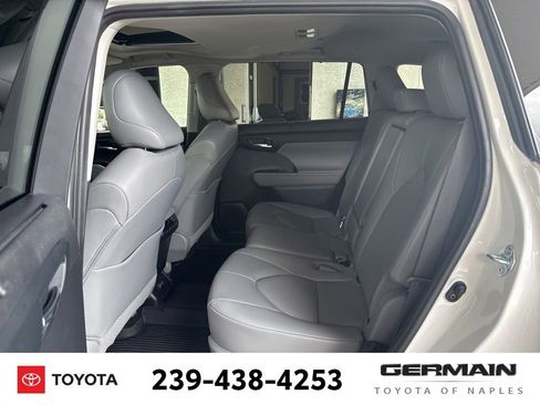 Used 2022 Toyota Highlander XLE image 18
