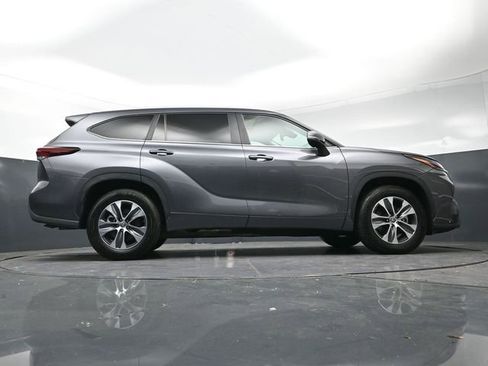 Used 2024 Toyota Highlander XLE image 37