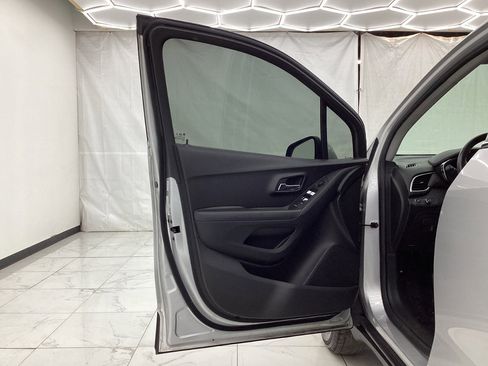 Used 2018 Chevrolet Trax LT w/ LT Convenience Package image 18