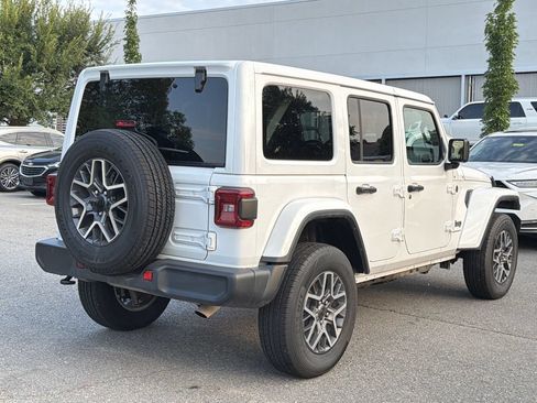 Used 2025 Jeep Wrangler Unlimited Sahara AWD/4WD image 3