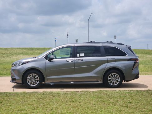 New 2026 Toyota Sienna XLE FWD image 3