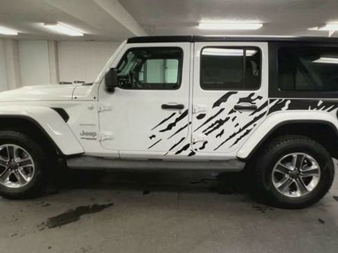 Used 2019 Jeep Wrangler Unlimited Sahara AWD/4WD image 5