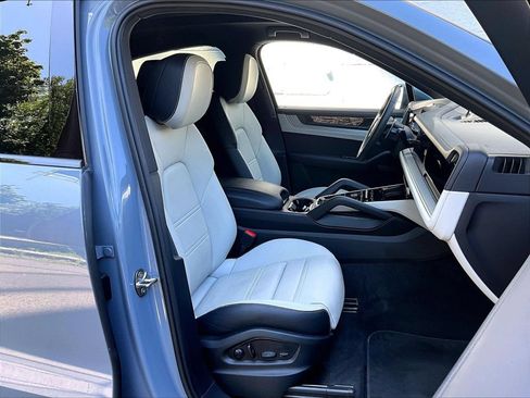 Certified 2025 Porsche Cayenne E-Hybrid Coupe AWD/4WD image 12