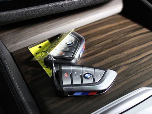 Used 2023 BMW 530e w/ M Sport Package image 23