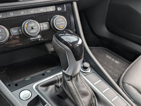 Used 2024 Volkswagen Jetta SE image 31