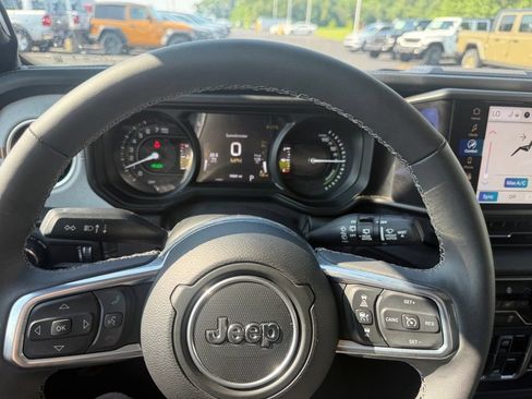 Used 2025 Jeep Wrangler Unlimited Sahara AWD/4WD image 21