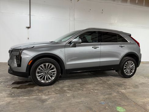 Used 2024 Cadillac XT4 Premium Luxury FWD image 2