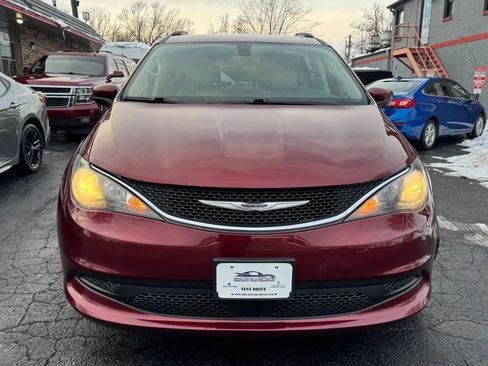 Used 2021 Chrysler Voyager Lxi image 2