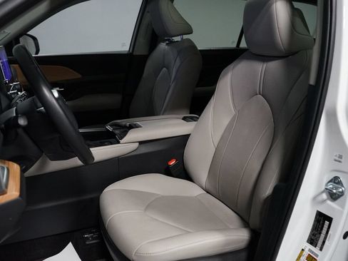 Certified 2024 Toyota Grand Highlander FWD image 28