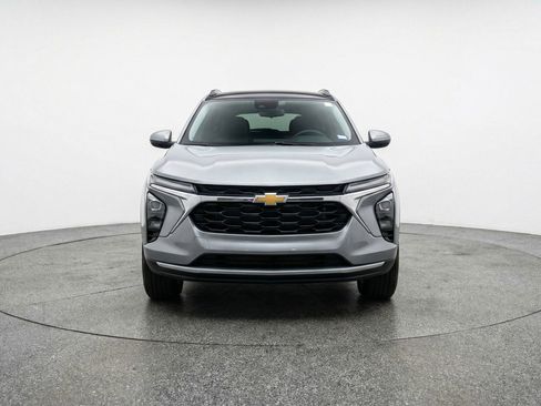 Used 2025 Chevrolet Trax LT FWD image 1
