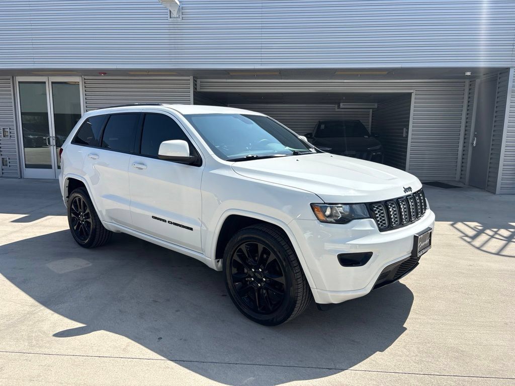 Used 2020 Jeep Grand Cherokee Altitude RWD image 3