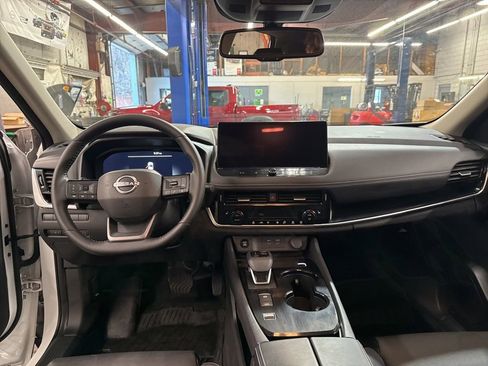 Certified 2025 Nissan Rogue SL FWD image 14