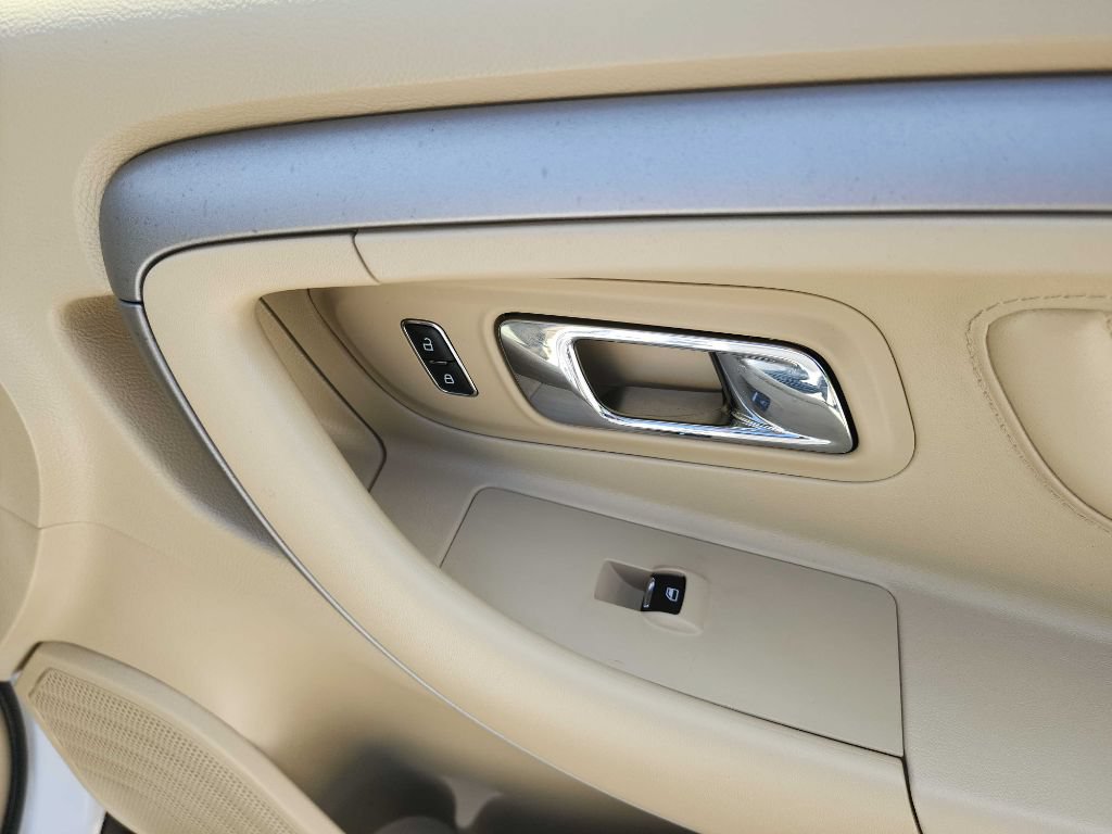 Used 2015 Ford Taurus SEL FWD image 34