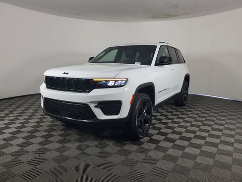 New 2025 Jeep Grand Cherokee Altitude image 8