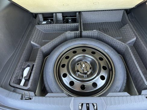 Used 2024 Ford Edge SE w/ Black Appearance Package image 9