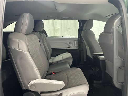 Used 2025 Toyota Sienna LE image 57