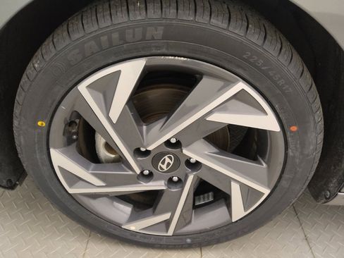 Used 2025 Hyundai Elantra Limited FWD image 31