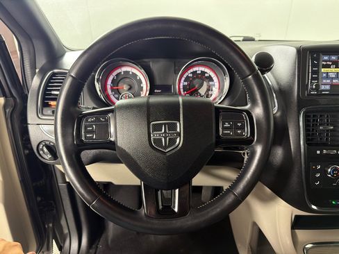 Used 2017 Dodge Grand Caravan SXT FWD image 13
