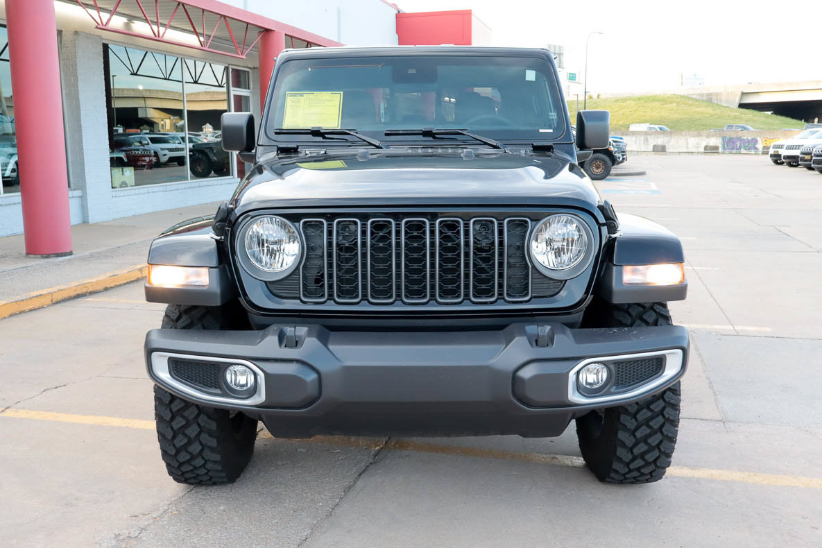 Used 2025 Jeep Gladiator Sport AWD/4WD image 3