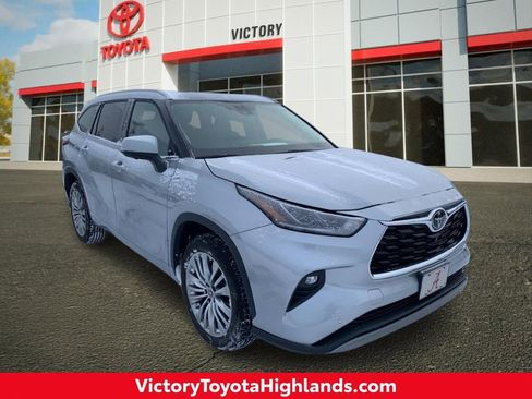 Used 2023 Toyota Highlander Platinum image 1