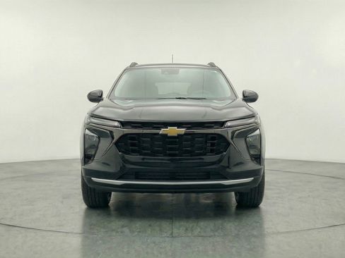 Used 2025 Chevrolet Trax LT w/ LT Convenience Package image 2