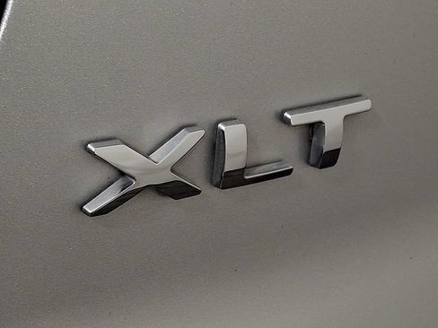 Used 2018 Ford Explorer XLT FWD image 28
