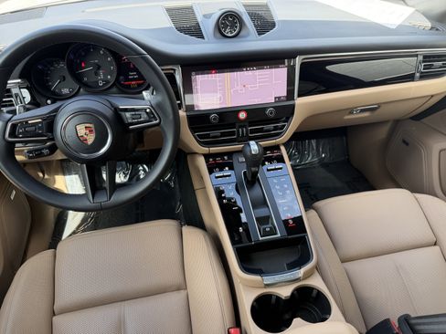 Certified 2025 Porsche Macan AWD/4WD image 16