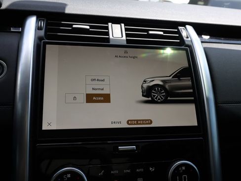 Used 2024 Land Rover Discovery S AWD/4WD image 36