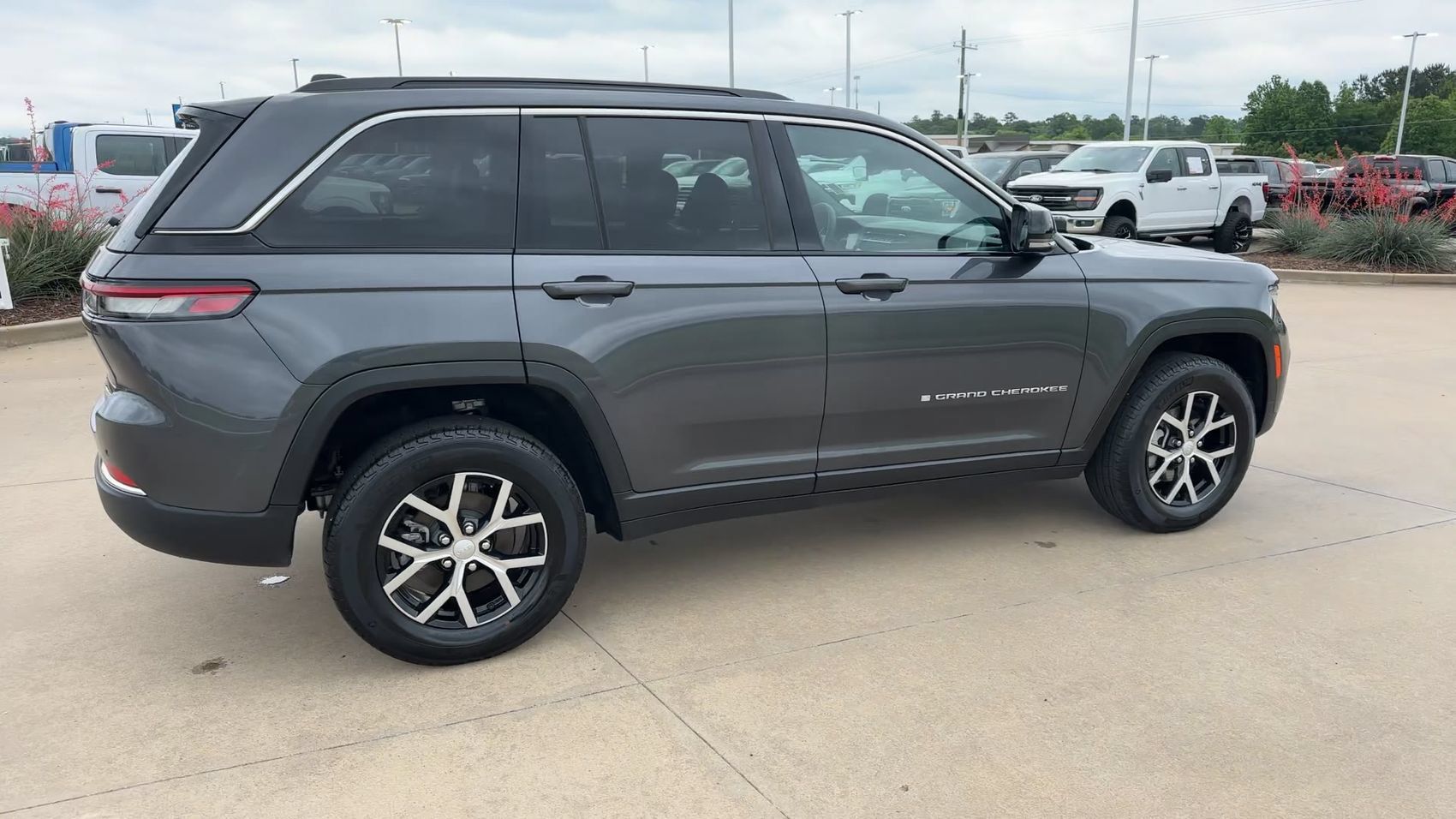 Used 2025 Jeep Grand Cherokee Limited RWD image 9