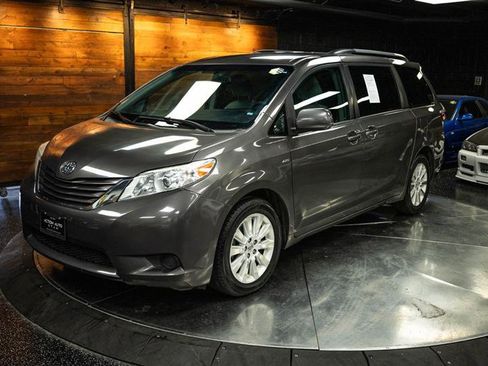 Used 2016 Toyota Sienna LE image 2