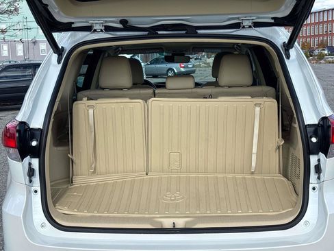 Used 2019 Toyota Highlander XLE image 18