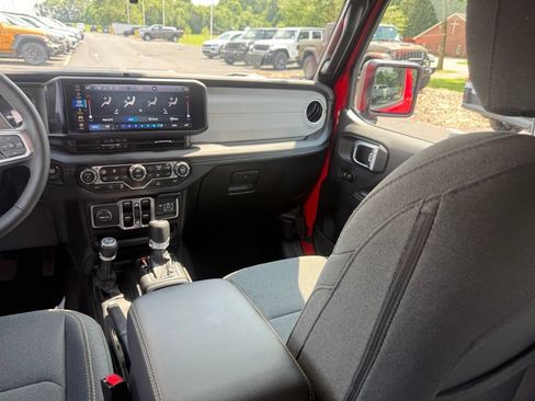 Used 2025 Jeep Wrangler Unlimited Sahara AWD/4WD image 41