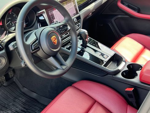 Certified 2026 Porsche Macan AWD/4WD image 4