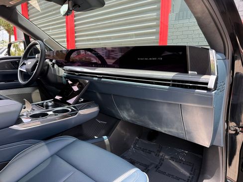 Used 2025 Cadillac Escalade IQ Luxury 2 w/ LPO, Premium Carpet Package AWD/4WD image 33