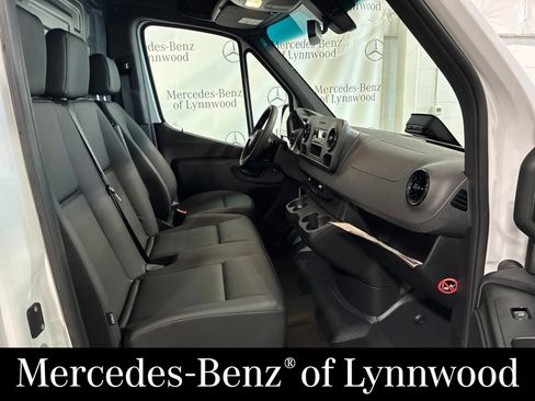 Used 2025 Mercedes-Benz Sprinter 2500 image 18