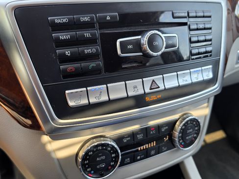 Used 2015 Mercedes-Benz GL 320 BlueTEC 4MATIC w/ Premium I Package image 40