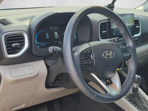 Used 2023 Hyundai Venue SEL FWD image 3