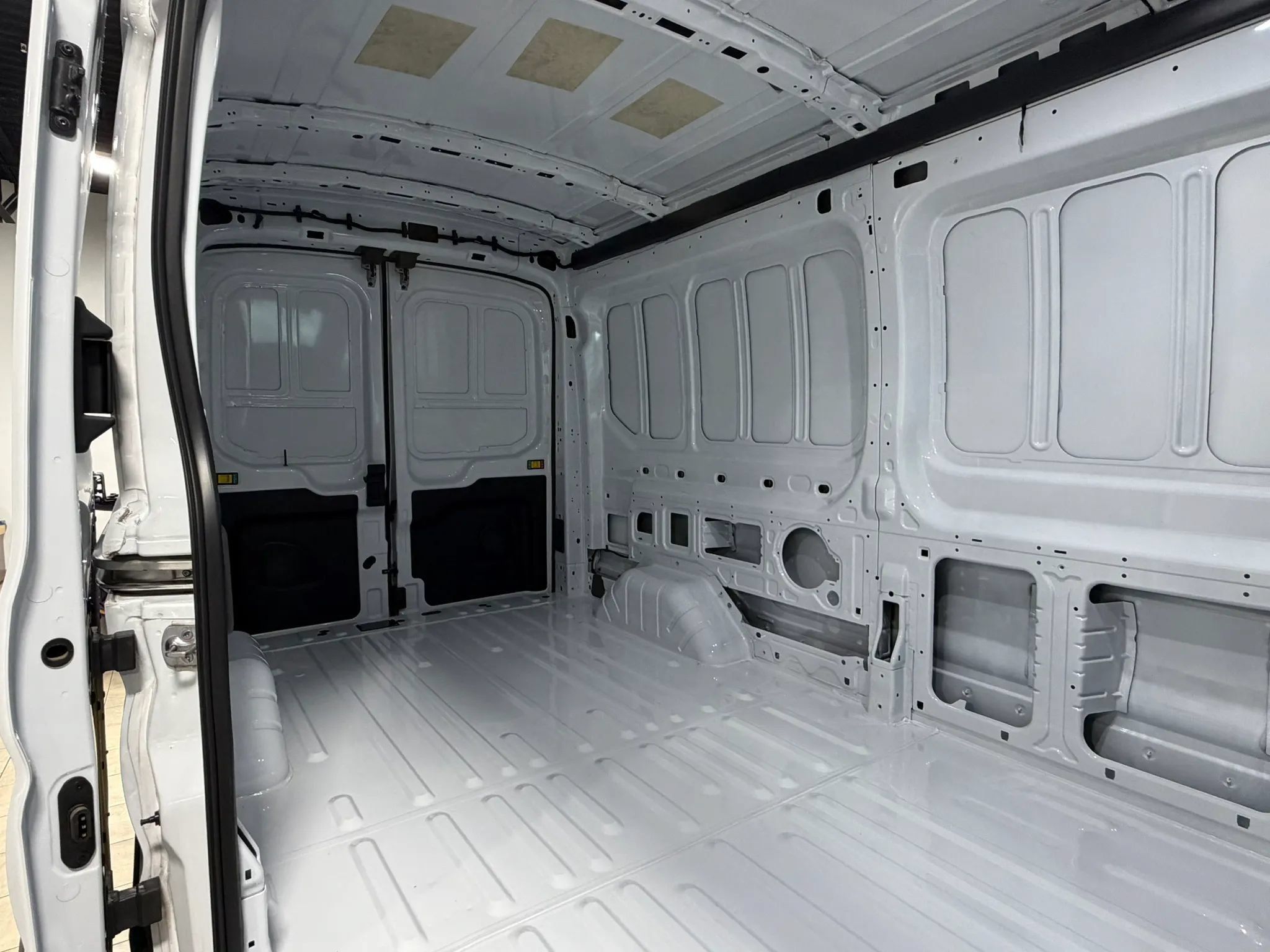 Used 2023 Ford E-Transit Medium Roof RWD image 21