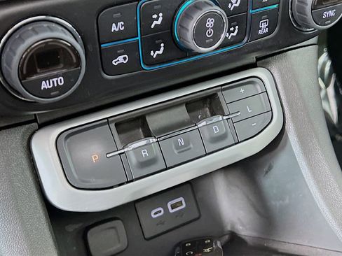 Used 2023 GMC Acadia SLE w/ Elevation Edition image 16