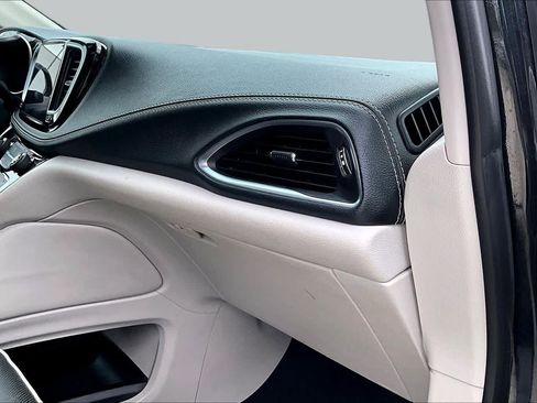 Used 2023 Chrysler Pacifica Limited FWD image 18