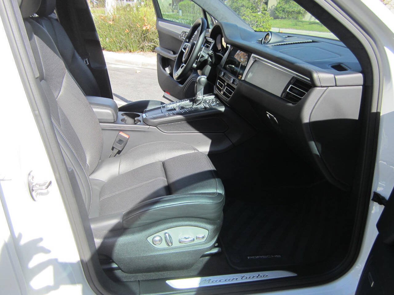 Used 2020 Porsche Macan Turbo AWD/4WD image 24
