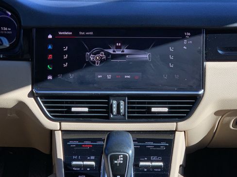 Used 2022 Porsche Cayenne Platinum Edition image 31